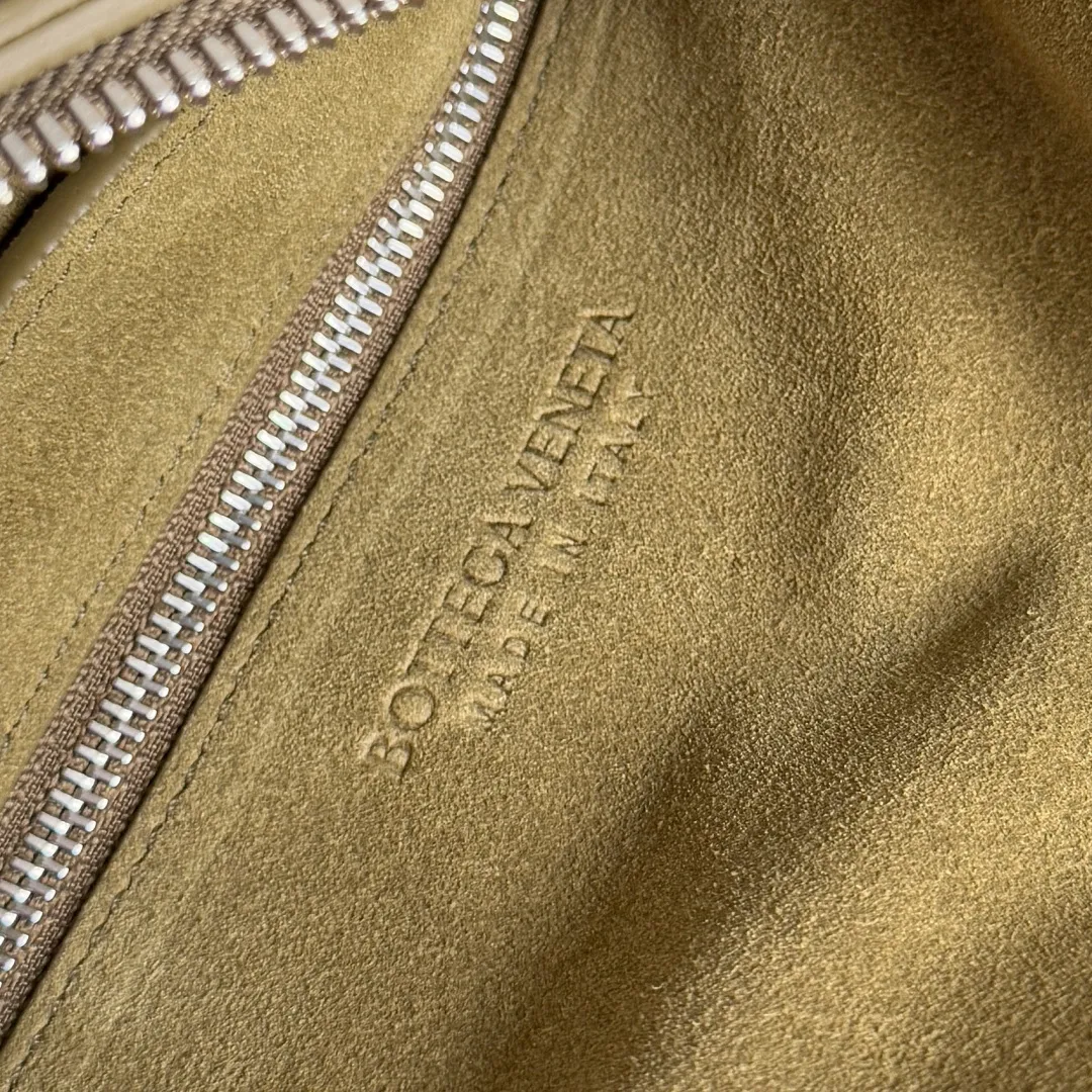 Batch 2480 BOTTEGA VENETA2025 new small ARCO camera bag. The bag has a unique woven design, which looks like scattered small squares. It has a strong sense of design! It’s very eye-catching👀Although the bag is not big, it can actually be packed🙌 Its cuteness and charm are irresistible! You can go out with just one carry, so worry-free! Very cost-effective 💯 Suitable for all men who have the habit of backpacking. The upper body is really handsome and very low-key! I think it’s very suitable for carrying on my daily back to work, it’s not too rigid and it feels very fashionable! Very tonally! Style number: 731165 Size: 28*18*9cm